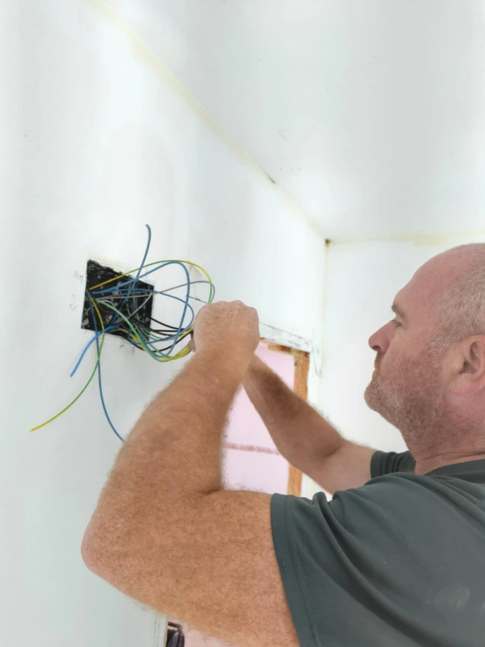 Electricista realizando una instalación eléctrica profesional en una vivienda de Tortosa.