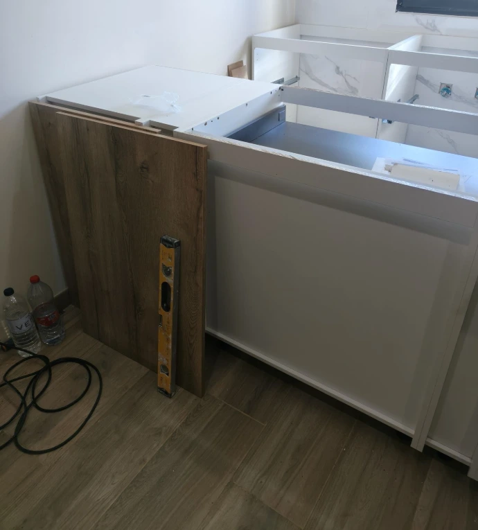 Montaje de muebles bajos y estructura de cocina a medida