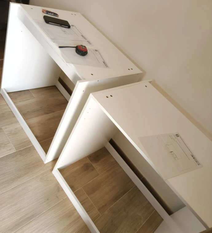 Instalación de sistema de almacenamiento extraíble en cocina moderna