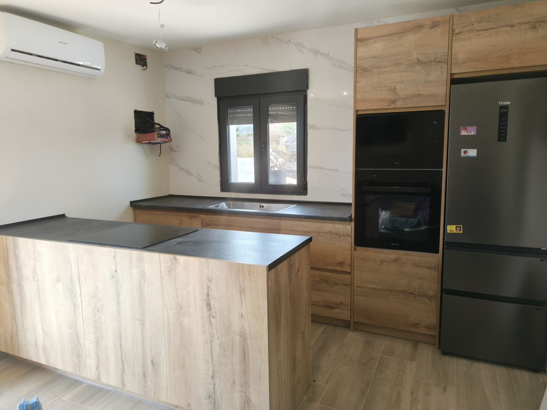 Cocina moderna terminada tras reforma integral realizada por Vallejo Reformas e Instalaciones en Tortosa